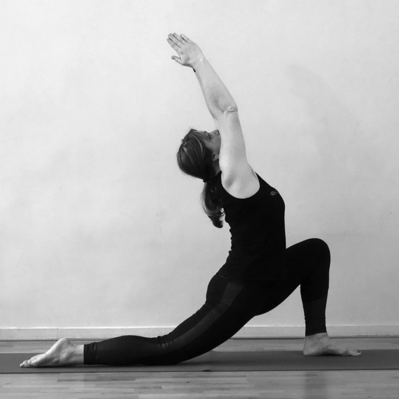 Yvonne macht die Yogapose 