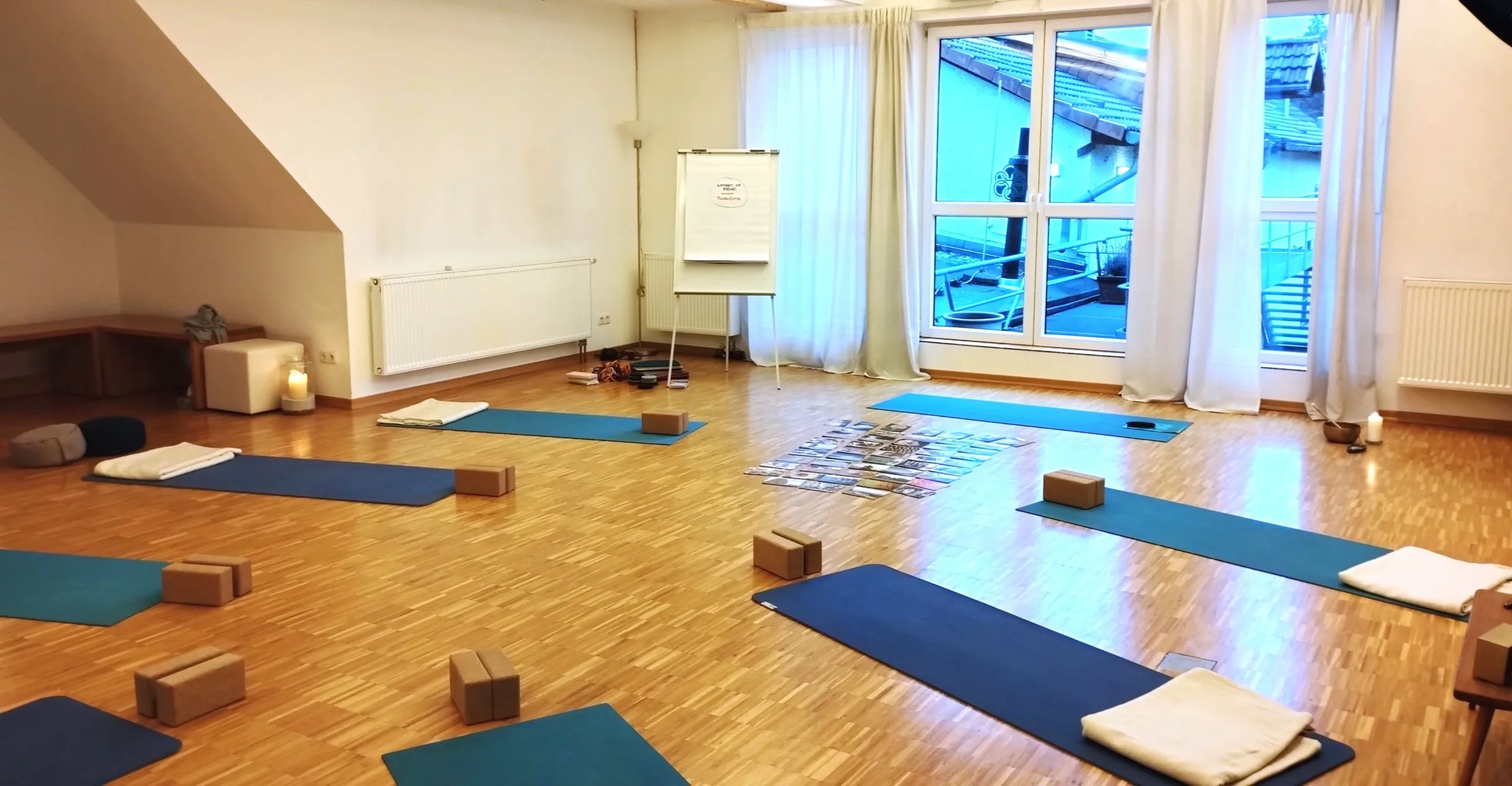 Workshopraum: Yogamatten liegen auf dem Boden und Plipchart steht bereit.